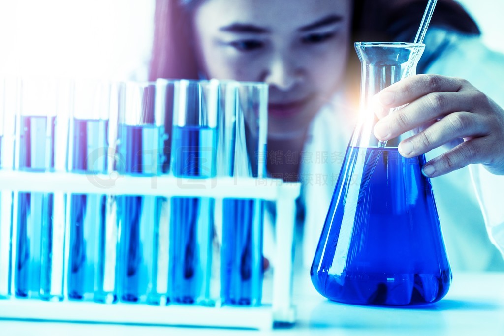 从试管到实验室 女科学家在生物化学领域的创新之路